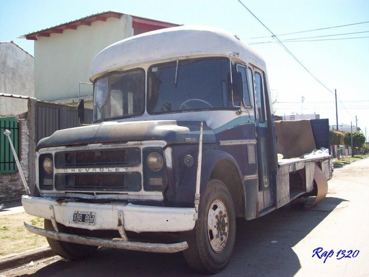 PARTICULAR
C.477050 - XBQ807
http://galeria.bus-america.com/displayimage.php?pos=-18452
Imagen dedicada a Cristian_Edo
Chevrolet C60 ALA
Palabras clave: TRANSFORMADO