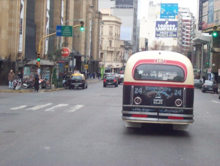 Mercedes-Benz L 312 - El Indio - General Bartolomé Mitre
C 231650 - VTP 265
MI 187-24
Tres potencias de Buenos Aires, Av. Corrientes, El Abasto y El Indio
Palabras clave: VIEJAS