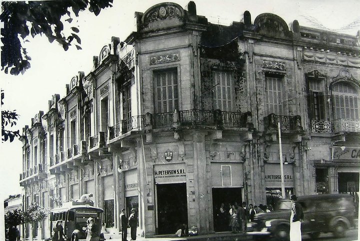 Ford T - Linea 21 - Antiguo bus de la ciudad de Asuncion 
http://museovirtualdelparaguay.org/v1/?tag=asuncion&paged=4
Fotografia extraida de Internet 
Fuente: Museo Virtual de Asuncion
Palabras clave: Ford