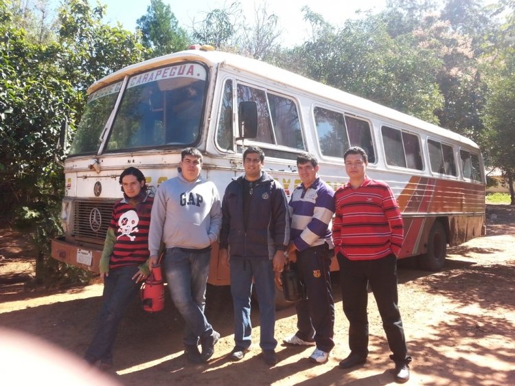 Mercedes-Benz LPO 1113 - Marcopolo II (en Paraguay) Turismo
Fotografia: Zunilda Rolon

Un grupo de los Busologos de Paraguay
[De izquierda a derecha]
1º Denis, 2º Victor Araujo (Beck77), 3º Luis Villamayor (Lucho), 4º Luis Petty Ovela (petty) y 5º Armando Gomez
Palabras clave: MB