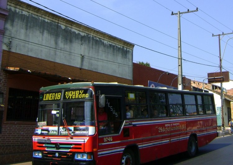 Mercedes-Benz OF 1318 - CAIO VITORIA FE (en Paraguay) - 29 de Septiembre S.R.L. , Linea 18
OTRO BUS CON ESTE FRENTE, TAMBIEN MODIFICADO LLAMATIVAMENTE...
Fotografía : dear
Palabras clave: MB