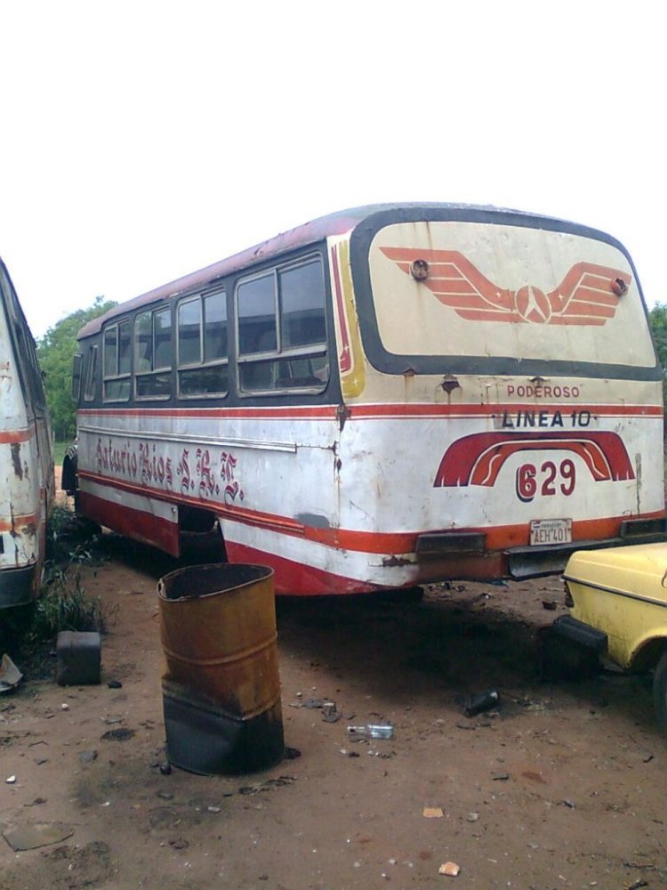 Mercedes-Benz LO 1114 - Bi-Met (en Paraguay) - Saturnino Ríos
AEH401
Este bus si ya esta anclado..es MB argentino..pero ya esta para el desarme...aun cuenta con el motor, asientos y las puertas originales.
Fotografía :  dear
Palabras clave: MB