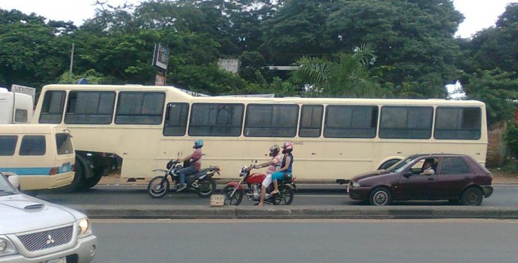 Camion con bus de remoque El Detalle (en Paraguay)
