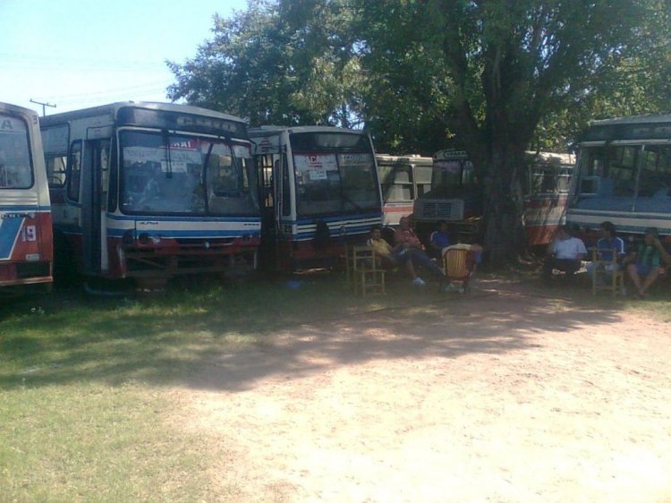Caio Alpha , Vitoria , Gabriela (en Paraguay) - Ypacaraiense
Fotografia: Dear
Varios buses Abandonados de la linea 242
Palabras clave: MB