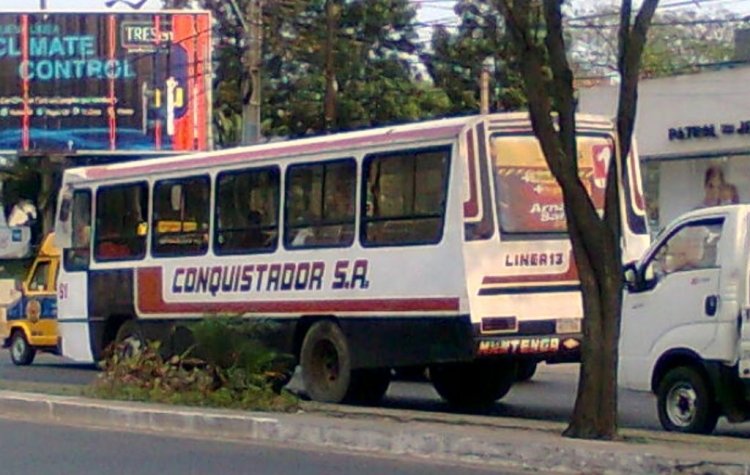 Mercedes-Benz OF 1215 - La Favorita 22-92 (en Paraguay) - Conquistador
Este bus es llamativo, tiene frente y culata reformado pero que carroceria es?
Fotografía : dear
Palabras clave: MB