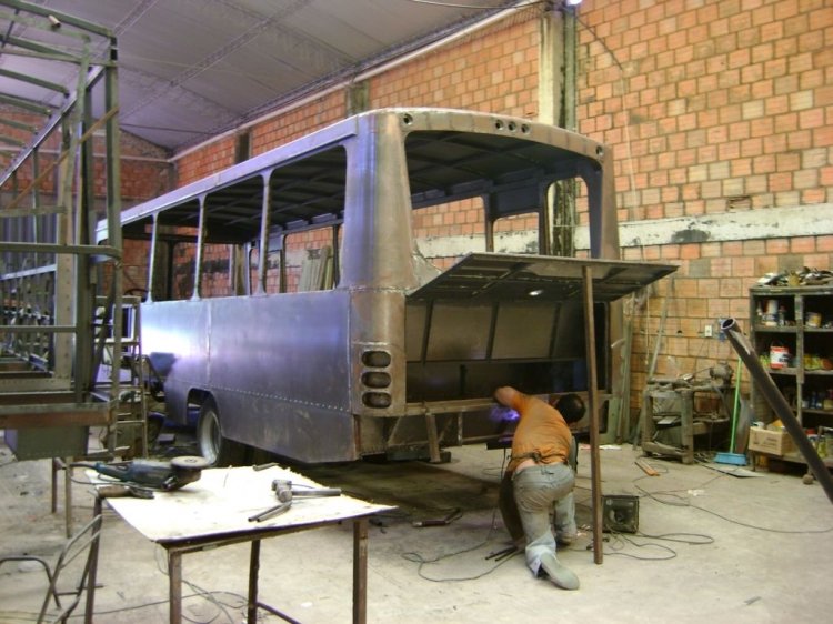 CARROCERIAS SANTANI
PARTE TRASERA DEL BUS, YA CASI TERMINADO
Palabras clave: MB