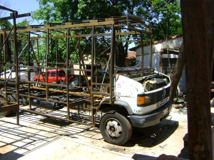 CARROCERIAS SAN FERNANDO
ESTRUCTURA YA MONTADA SOBRE CHASIS DE PICUDITO
Palabras clave: MB