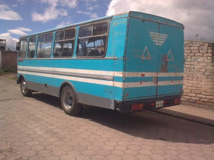 Onmibus BB -  Bluebird Botar
POH - 454
http://galeria.bus-america.com/displayimage.php?pos=-14560
