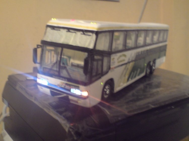 Marcopolo (para Ecuador) - Sucre Express
Maqueta encendidas las luces - Foto nocturna
(Reproducción en miniatura)
