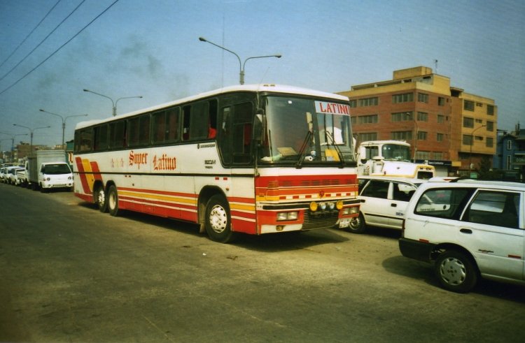Volvo B 10 M - Marcopolo Viaggio G4 1000 (en Perú) - Empresa Super Latino
¿UD5411?
Palabras clave: Marcopolo, Viaggio, Volvo