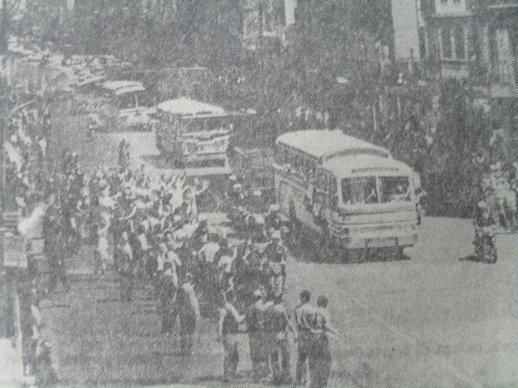 EMPRESA ARGENTINA Y ESTUDIANTES CAMPEON MUNDIAL
FOTO DE DIARIO, LLEGADA DE ESTUDIANTES DE LA PLATA EN COCHES DE EMPRESA ARGENTINA DE SERVICIOS PUBLICOS, UN ACLO, CARROCERIA LATORRE Y UN SCANIA VABIS C 75, CARROCERIA SURCAR.
[Datos de adelante hacia atrás, de derecha a izquierda]
