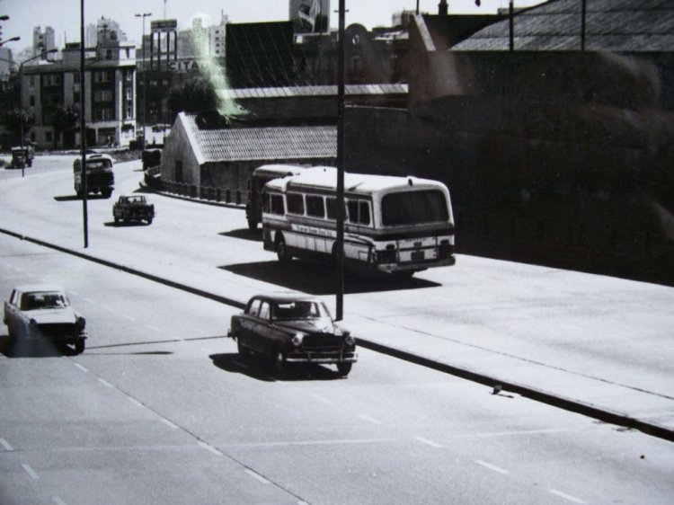 Expreso Buenos Aires Scania Vabis B 76 Cametal 1969
Coche del Expreso Buenos Aires atravesando el Pte. Pueyrredon
Palabras clave: Expreso Buenos Aires