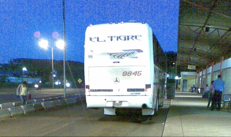 Mercedes-Benz OH 1621 - Macopolo Viaggio GV 1000 (Paraguay) - El Tigre 9845
El Tigre 9845/Marcopolo GV 1000-Mercedes Benz 1621/Parada km 7 Ciudad del Este
