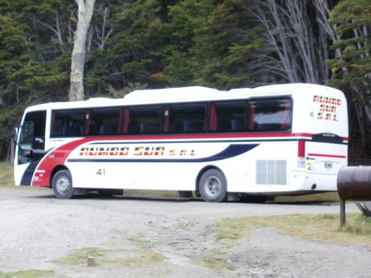 Scania K 310 - Busscar El Buss 340 (en Argentina) - Rumbo Sur
HUS 175
http://galeria.bus-america.com/displayimage.php?pid=11033
http://galeria.bus-america.com/displayimage.php?pid=11035
http://galeria.bus-america.com/displayimage.php?pid=11039
http://galeria.bus-america.com/displayimage.php?pid=11040

Rumbo Sur, interno 41

(OMNIBUS DE USHUAIA)
VISTO DESDE OTRO ANGULO
Palabras clave: BUSSCAR EL BUSS 340 SCANIA K310