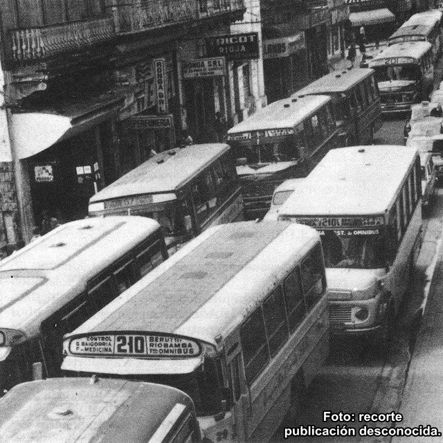 Varios 1114
Fotografía de publicación desconocida
[Datos de adelante hacia atrás, de derecha a izquierda; Referencia : mR = línea municipal de Rosario]

