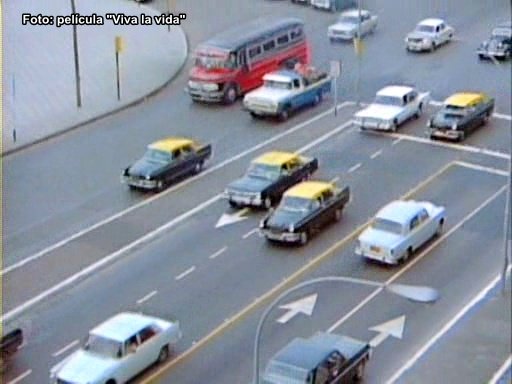 Mercedes Benz 1112? - La Estrella?
Av. del Libertador entre Retiro y Ftad de Derecho
Fotografía extraída de película : "Un muchacho como yo"
Digitalización : Freewheel 
