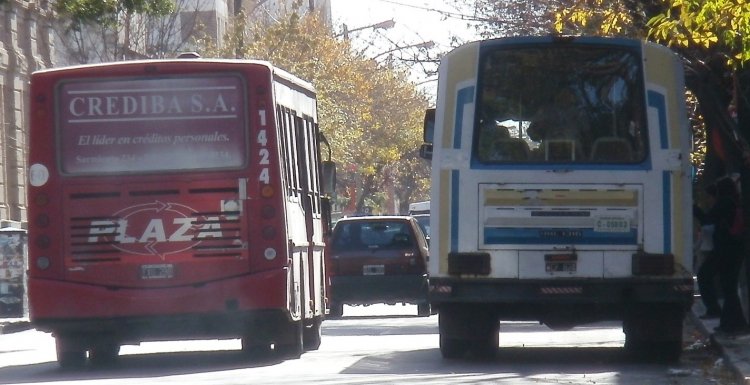T.A.T.S.A. - Puma D 10.5 - Grupo Plaza   &  Mercedes-Benz OHL  1316 - Galicia - ex Rivadavia 
Una misma linea, diferentes empresas, un ex Rivadavia 509 y casualmente un actual puma de plaza linea 509 interno 1424
Palabras clave: facu Rivadavia Galicia Plaza