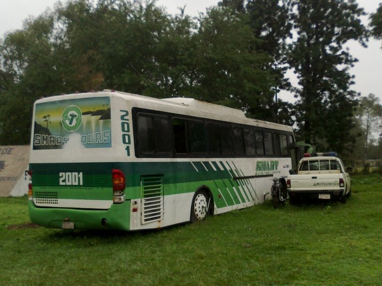 un omnibus que esta en el predio de la F.O.P.E. de la Policia Nacional...desconosco el porque esta hay pero se va destruyendo con el paso de los anhos...creo que fue incautado y depositado en ese lugar...
