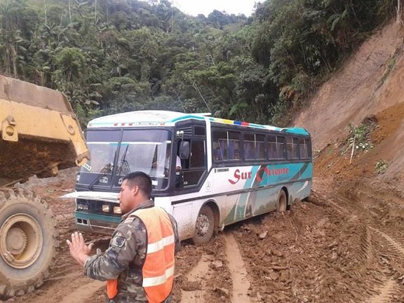 Mercedes-Benz OF - Busscar El Buss 320 (en Ecuador) -  Sur Oriente
bus en la via a Zumba
