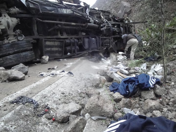 foto tomada de diario La Hora de Loja
asi quedo el bus en la via
