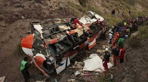 Bus de la Turismo Oriental en el momento en que lo sacaban del lugar del accidente
