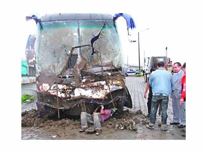 Yutong (en Ecuador) - Loja Internacional
Bus de la coop Loja se choco contra un monitculo de tierra en Quevedo por falta de señalizacion en el obstaculo.
