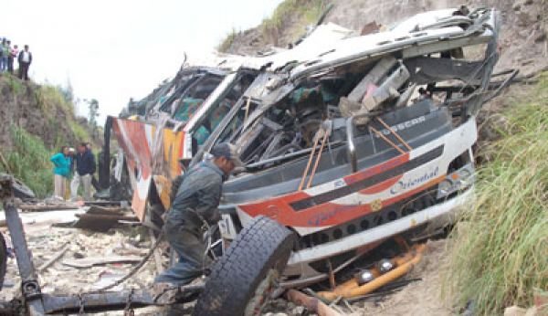 Busscar El Buss (en Ecuador)
Fotografía extraída de : ¿?
Este bus se volco en Yambo cerca de Latacunga rodo 200 metros

