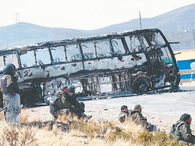 Busscar Jum Buss 400 (en Bolivia) - Trans Azul
Fotografía extraída de : ¿?
el bus despues del incendio
