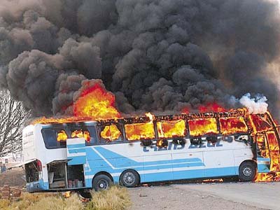 Busscar Jum Buss 400 (en BOLIVIA) -PROTESTAS
Fotografía extraída de : ¿?
Bus incendiado en Bolivia por protestas
