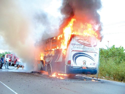 Volkswagen 17.210 OD - Marcopolo Viaggio G6 (en Ecuador) - Loja Internacional
Fotograía extraída de : ¿?
Incendiandose luego del choque

