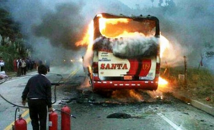 Bus incendiado en la Via Loja - Saraguro
Fotografía de : ¿?
Publicada en Diario El Comercio
POR ExCESO DE FRENO SE CALENTARON LAS ZAPATAS Y SE PREDIO LA LLANTA Y DESPUES EL GRAN INCENDIO
