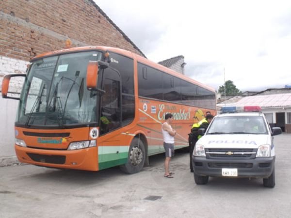 BUSSCAR El Buss 340 (reformado en Ecuador) - Trans. Esmeraldas
IMAGEN EXTRAIDA DEL FACE BOOK. BUS REFORMADO EN ECUADOR POR TALLERES VILLALBA.  FOTO TOMADA EN LAS OFICINAS DE TRANS ESMERALDAS EN LA CIUDAD DE CUENCA 
Palabras clave: MOVIL 20 