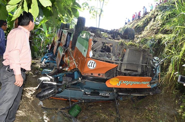 Volkswagen 17.210 OD - CAIO Alpha (en Ecuador) - Esmeraldas
BUS DE TRANS ESMERALDAS ACCIDENTADO EN LAS CUMBRES CANTON FLAVIO ALFARO MANABI ( FOTO EXTRAIDA DEL DIARIO DE MANABI) 
Post Juanca Durán 
Palabras clave: MOVIL 117