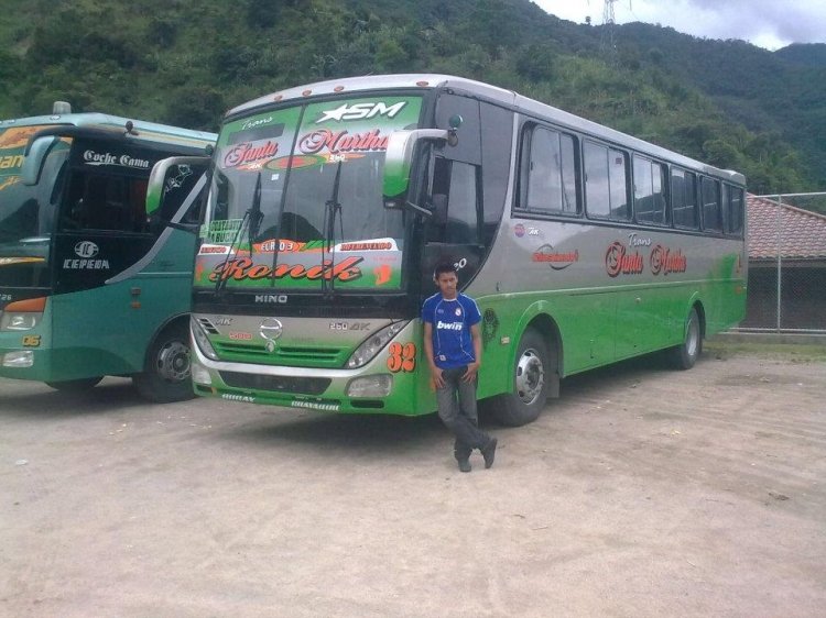 CAIO Giro (en Ecuador) - Trans. Santa Martha
CAIO REFORMADO EN ECUADOR  ADAPTADO A CHASIS HINO AK  (IMAGEN EXTRAIDA DEL FACE BOOK)
EXTRAIDA por: Juanca Durán 
Palabras clave: MOVIL 32