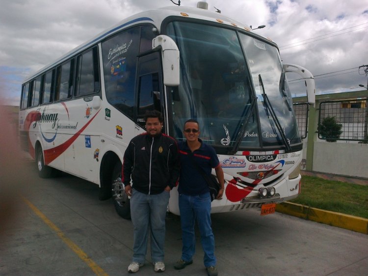 Juanca Durán / OLIMPICA 
ENCUENTRO DE AMIGOS BUSOLOGO DE: 
ANGEL GUSTAVO (IZQUIERDA) Y JUANCA DURAN (DERECHA) 
IMAGEN CAPTURADA EN GARAGE DE FENACOTIP QUITO ECUADOR 
Palabras clave: MOVIL 11