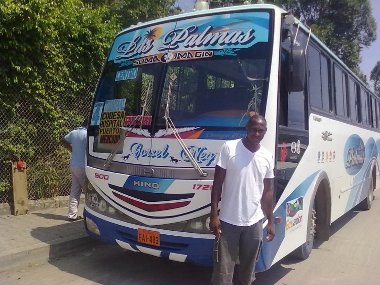 Juanca Durán / MONCAYO 
UNIDAD PERTENECIENTE A EX JUGADOR DE FUTBOL ECUATORIANO EVELIO ORDOÑEZ (EL CORCEL NEGRO) ACTUALMENTE TRANSPORTISTA URBANO EN LA CIUDAD DE ESMERALDAS (VISTA DE SU UNIDAD DE TRANSPORTE)
Palabras clave: MOVIL 85 