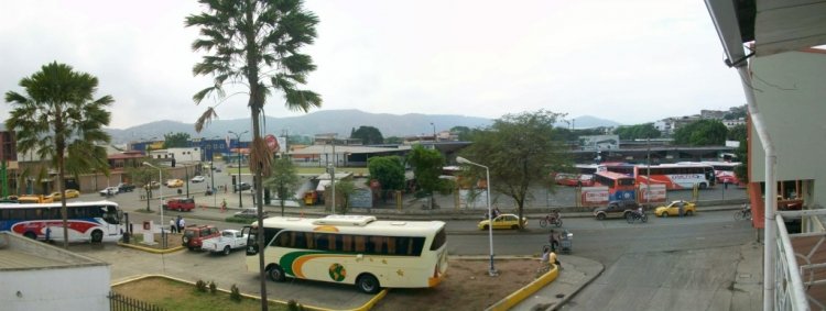 Exterior del Terminal Terrestre de Portoviejo.
Foto tomada al Terminal Terrestre de la ciudad de Portoviejo y sus alrededores. 
