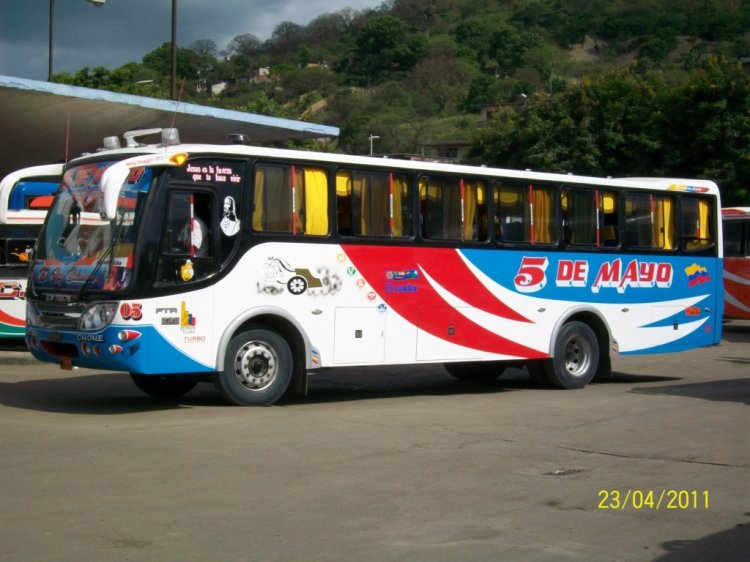 5 de Mayo - unidad 05
NAH954
Coop. 5 de Mayo, unidad 05, vehículo con carrocería originalmente villalba, pero recientemente reconstruida en Carrocerías Sta. Gema en la ciudad de Tosagua, provincia de Manabí.
