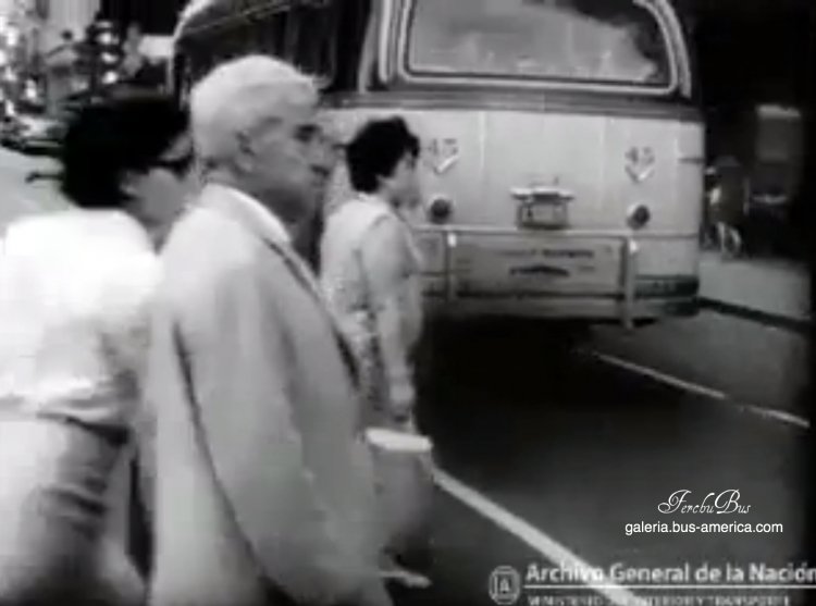 Mercedes-Benz LO 1112 - La Favorita - M.O.N.S.A.
Línea 60 - Interno 45
Foto: Archivo General de la Nación

http://galeria.bus-america.com/displayimage.php?pos=-25824
