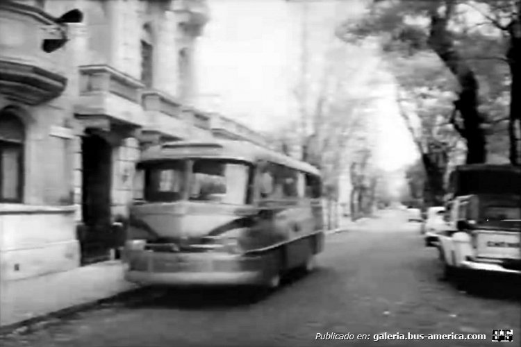 Mercedes-Benz O 321 (en Argentina)
http://galeria.bus-america.com/displayimage.php?pid=34644
http://galeria.bus-america.com/displayimage.php?pid=34645

Fotograma de pelicula "Los hipocritas" de la coleccion de Juan Carlos Gonzalez. Editada para Bus-America.
