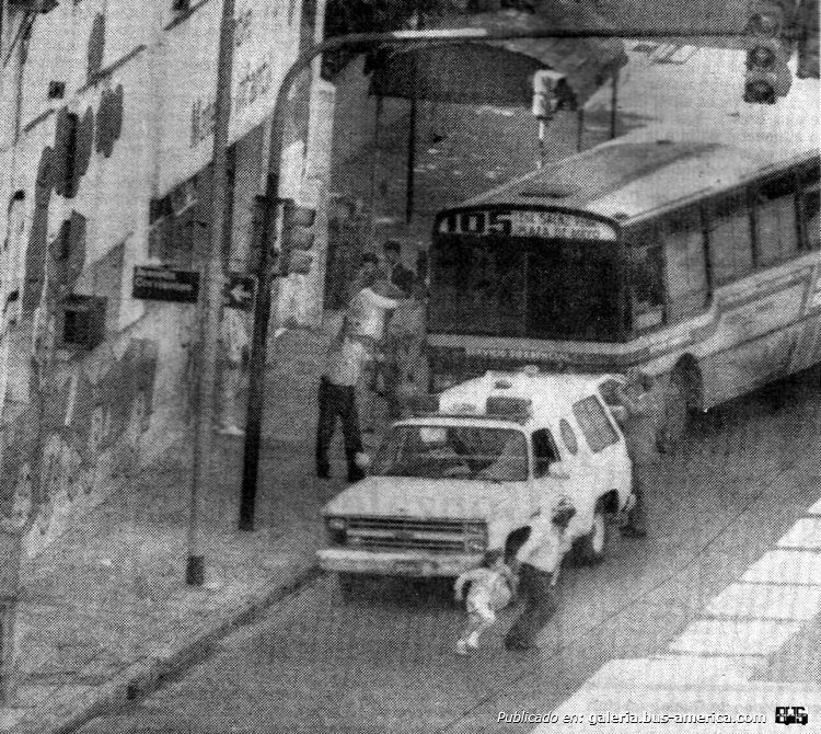 Mercedes-Benz LO 1114 (frontalizado) - El Indio - América
Línea 105 - Servicio diferencial 

Fotógrafo: ¿?
Fotografía: Diario Clarín
Colección: Álbum personal de Ferchu
Palabras clave: Linea 105