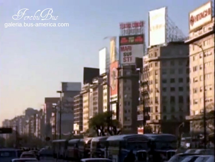 FerchuBus
Varios por la 9 de Julio
Tomados de un vídeo de youtube
(Datos de derecha a izquierda)
