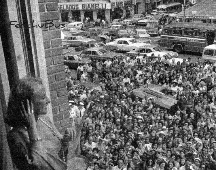 FerchuBus
Programa de "Almorzando con Mirtha Legrand" año 1974 en Mar del Plata con algunos colados a la comida... ( publicación desconocida )
