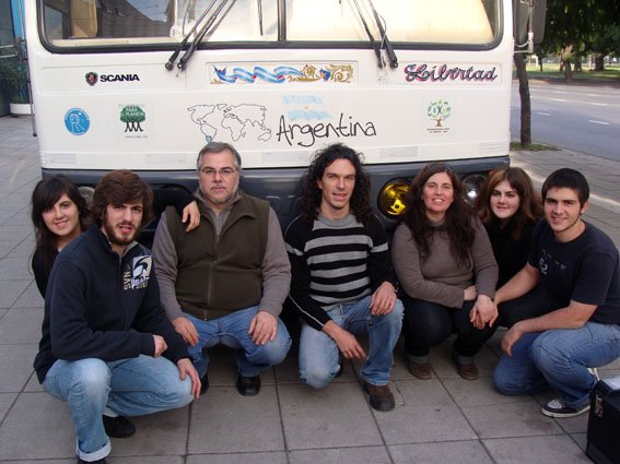 Rodando Ando
B.1595522 - SOD726
Darán la vuelta al mundo en 80 meses con mis fileteados
(Más información sobre el proyecto en www.rodandoando.com)

http://galeria.bus-america.com/displayimage.php?pos=-19217
http://galeria.bus-america.com/displayimage.php?pos=-19218
http://galeria.bus-america.com/displayimage.php?pos=-19219
http://galeria.bus-america.com/displayimage.php?pos=-19220
http://galeria.bus-america.com/displayimage.php?pos=-19221
http://galeria.bus-america.com/displayimage.php?pos=-19259
http://galeria.bus-america.com/displayimage.php?pos=-19260
http://galeria.bus-america.com/displayimage.php?pos=-19261
http://galeria.bus-america.com/displayimage.php?pos=-19262
http://galeria.bus-america.com/displayimage.php?pos=-19263
http://galeria.bus-america.com/displayimage.php?pos=-19264
http://galeria.bus-america.com/displayimage.php?pos=-19265

Palabras clave: motorhome, fileteados, filetes, arte, argentino