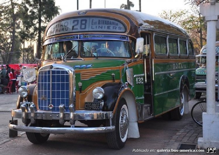Mercedes-Benz LO 911 - La Favorita - D.O.T.A.
C 094866 - XDG 126
Línea 28 - Interno 132

Foto: Elvio (Elmas Dotero)
Colección: Charly Souto

http://galeria.bus-america.com/displayimage.php?pid=27004
http://galeria.bus-america.com/displayimage.php?pid=27022
http://galeria.bus-america.com/displayimage.php?pid=35868
http://galeria.bus-america.com/displayimage.php?pid=41142
Palabras clave: D.O.T.A. - Interno 132 - Reliquia