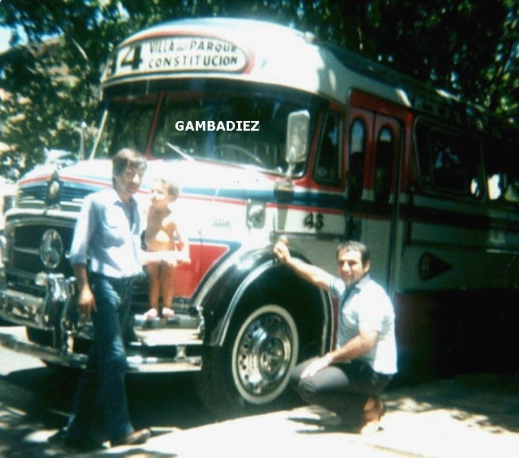 Mercedes-Benz LO 1114 - El Indio - Línea 84
C.669057 - UTZ 330

Línea 84 (Buenos Aires), interno 43

En la foto vemos a dos eminencias del transporte: De pié "Bocha" Giménez e hincado "Tony" Lamas
Palabras clave: LINEA 84 S.A. - EX 43