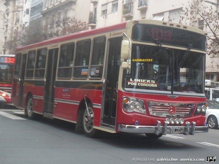 Mercedes-Benz OH 1618 L-SB - La Favorita Favorito GR - Nueve de Julio
OBR 137
Línea 109 (Buenos Aires) - Interno 54
Ex Línea 64 (Buenos Aires) - Interno 10 
Ex Línea 64 (Buenos Aires) - Interno 60 

Foto: "Truku" Gambadiez
Colección: Charly Souto

Palabras clave: Nueve de Julio - Interno 54