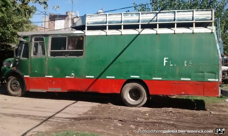 Mercedes-Benz LO 1114 - San Miguel - Particular
C 1165295 - WYA 746
(Este coche fue originalmente de la vieja 124 porteña, Devoto S.A.)

Foto: www.mercadolibre.com.ar
Colección: Charly Souto
Palabras clave: Mercedes-Benz LO 1114 - San Miguel - Devoto