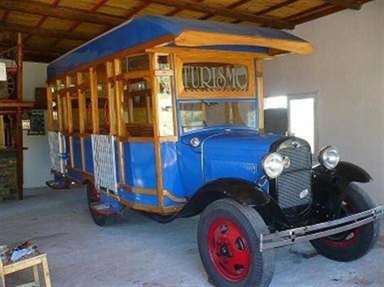 EL COLECTIVO AZUL
http://galeria.bus-america.com/displayimage.php?pos=-20574
http://galeria.bus-america.com/displayimage.php?pos=-20575
Foto extraída de: www.mercadolibre.com.uy
ESTE OMNIBUS FUE CONSTRUIDO EN BASE A UN CAMION FORD A DEL AÑO 1931.- SE HIZO ABSOLUTAMENTE "TODO" A NUEVO... EL DUEÑO POSEE MAS DE 500 FOTOS QUE AVALAN EL PROCESO DE RESTAURACION DEL MISMO.-
SE PUEDE VER EN YOUTUBE, UN VIDEO EDITADO POR EL PROGRAMA ARGENTINO "EL OVALO AZUL" DONDE SE RELATA SOBRE LA CONSTRUCCION Y EL VIAJE QUE SE HIZO EN EL MISMO EL DIA DE LOS 100 AÑOS DE ATLANTIDA (BUSCAR POR EL COLECTIVO AZUL)
Palabras clave: EL COLECTIVO AZUL