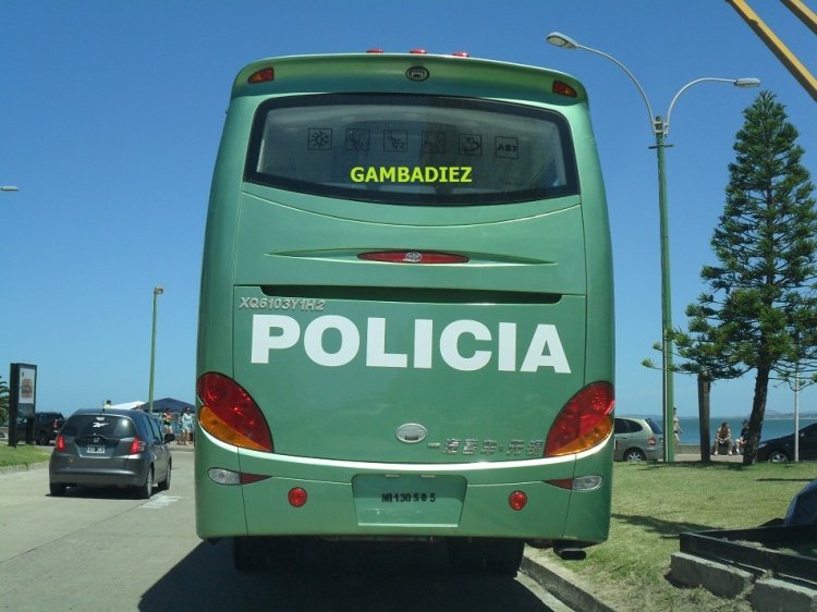 FAW XQ6103Y1H2 (en Uruguay) - POLICIA DE MALDONADO
MI 130-505
http://galeria.bus-america.com/displayimage.php?pos=-16722
Foto: Truku Gambadiez
Colección: Charly Souto 
Palabras clave: POLICIA DE MALDONADO